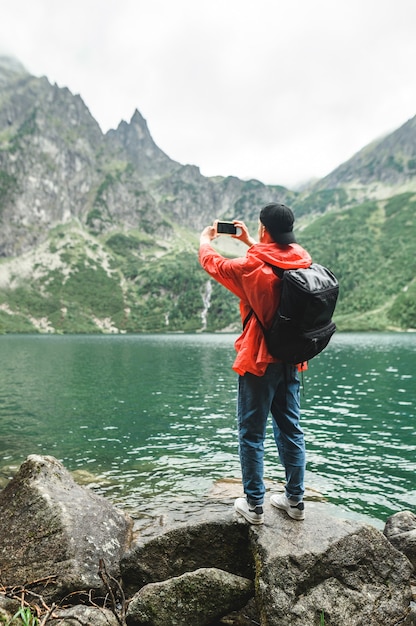 Beau paysage de montagne et lac avec homme