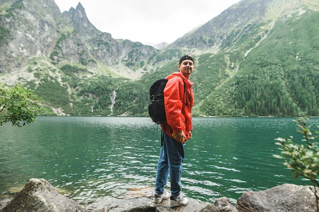 Beau paysage de montagne et lac avec homme