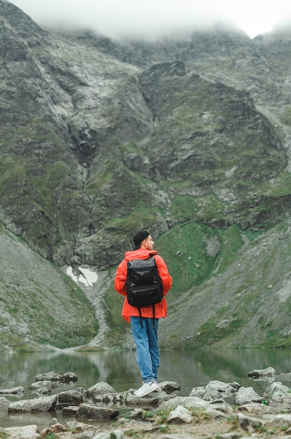 Beau paysage de montagne et lac avec homme