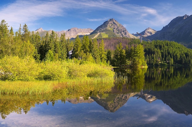 Beau paysage de montagne avec un lac. Slovaquie, lac Strbske Pleso