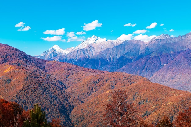 Beau paysage de montagne. Montagnes majestueuses du Caucase en automne.