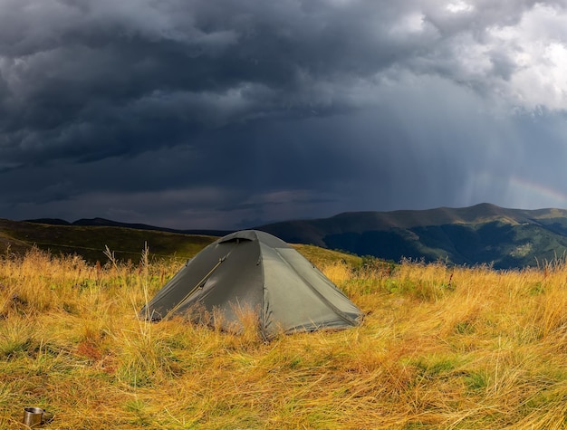 Beau paysage de montagne par temps orageux avec une tente touristique Montagnes des Carpates d'Ukraine Vacances dans les montagnes