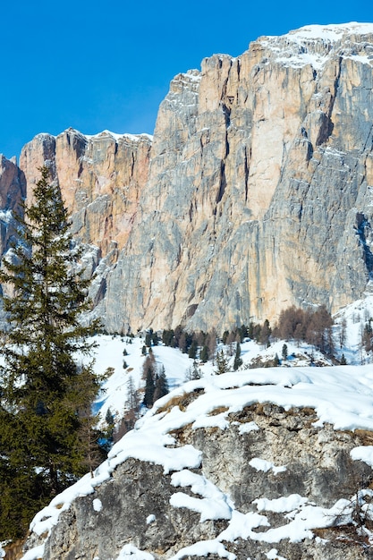 Beau paysage de montagne rocheuse d'hiver. Italie Dolomites, au pied du Passo Gardena, Tyrol du Sud.