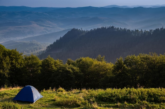 Beau paysage de montagne avec une tente touristique Montagnes des Carpates d'Ukraine Vacances à la montagne