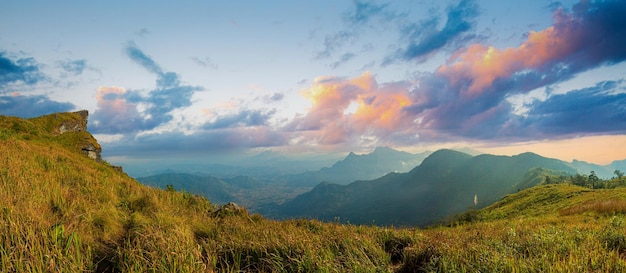 beau paysage de montagne en Thaïlande, vue aérienne de la belle montagne de paysage naturel en Thaïlande