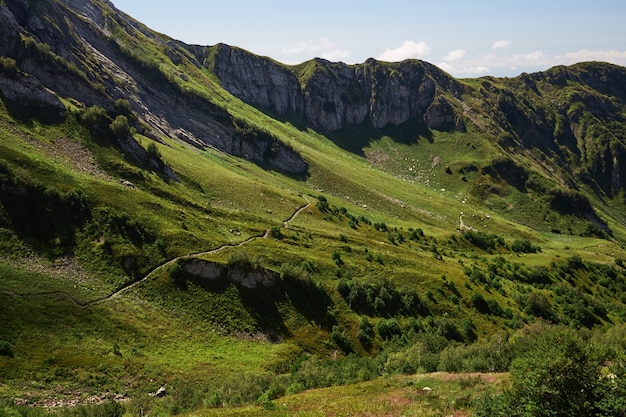 Beau paysage de montagne verte avec un ciel bleu clair. Caucase du Nord.