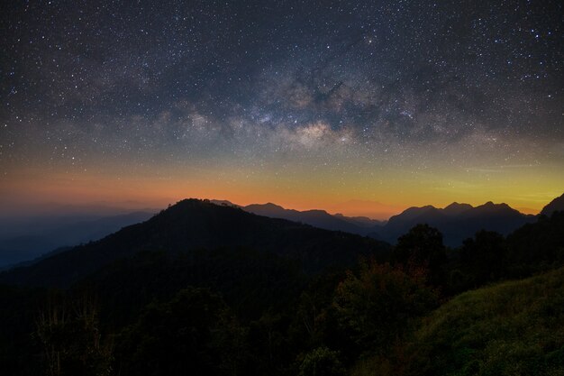 Beau paysage de montagne avec la Voie Lactée au point de vue de Monson Doi AngKhang