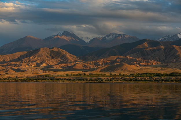 Photo beau paysage avec des montagnes au coucher du soleil