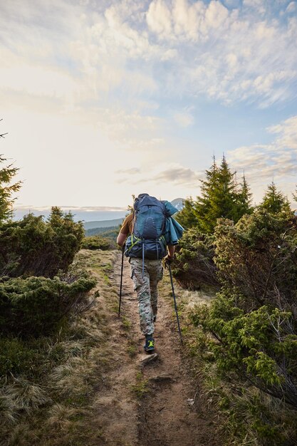 Beau paysage de montagnes des Carpates ukrainiennes au printemps Sunrise Homme sous forme militaire randonnée dans les montagnes Chornohora vue Paix en Ukraine