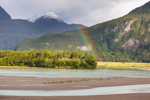 Beau paysage de montagnes le long de la route de gravier Carretera Austral dans le sud de la Patagonie, Chili