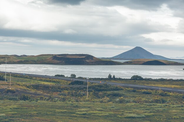 Beau paysage de montagnes et d'océan