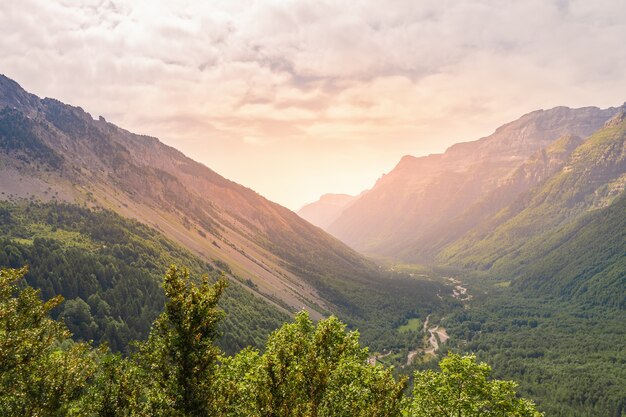 Beau paysage de montagnes pendant le coucher du soleil Une vue panoramique sur un ciel coloré au-dessus des montagnes