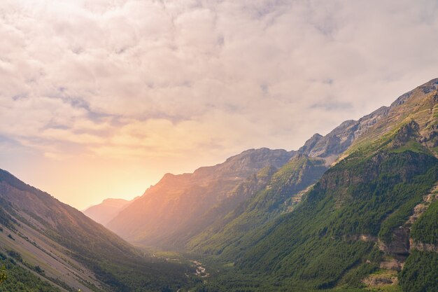 Beau paysage de montagnes pendant le coucher du soleil Une vue panoramique sur un ciel coloré au-dessus des montagnes