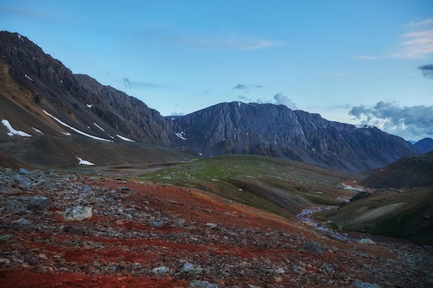 Beau paysage de montagnes, rivières et lacs Nature sauvage des montagnes de l'Altaï Nuages sur les chaînes de montagnes Russie République de l'Altaï