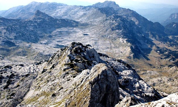 Beau paysage de montagnes rocheuses couvertes de mousse par une journée ensoleillée