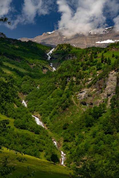 Un beau paysage de montagnes