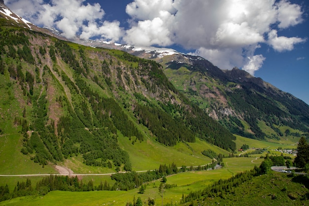 Un beau paysage de montagnes