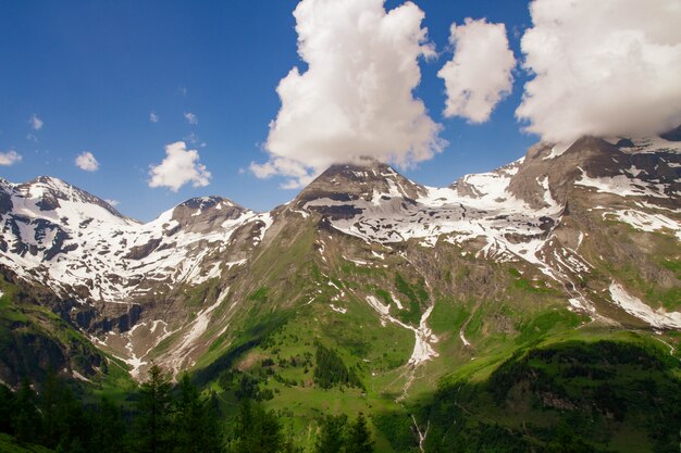 Un beau paysage de montagnes