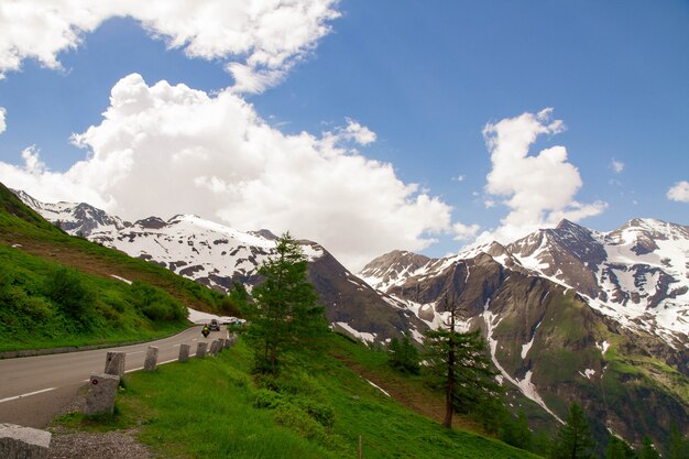 Un beau paysage de montagnes