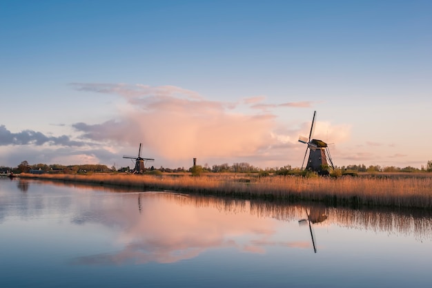 Beau paysage avec moulins à vent et reflet du ciel majestueux dans l'eau