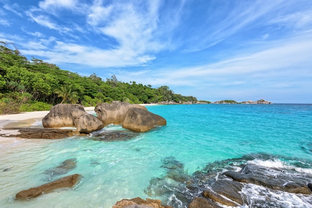 Beau paysage nature fond ciel bleu arbre rocher mer sable vague sur la plage, bord de mer tropical en été, voyage en Asie sur l'île de Koh Miang dans le parc national de Mu Ko Similan, Phang Nga, Phuket, Thaïlande