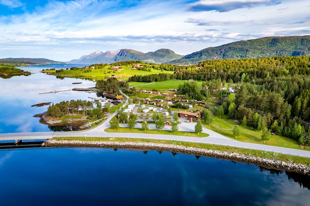 Beau paysage naturel Nature Norvège. Vue aérienne du camping pour se détendre. Voyage de vacances en famille, voyage de vacances en camping-car.