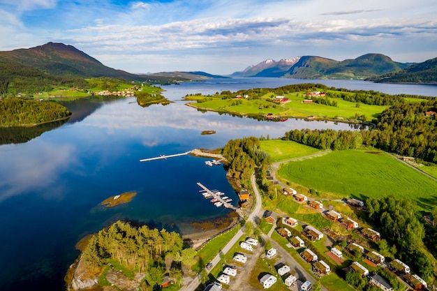 Beau paysage naturel Nature Norvège. Vue aérienne du camping pour se détendre. Voyage de vacances en famille, voyage de vacances en camping-car.