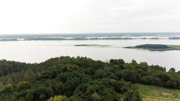 Beau paysage naturel de la rivière et de la forêt verte oiseaux vue drone images de haute qualité ph