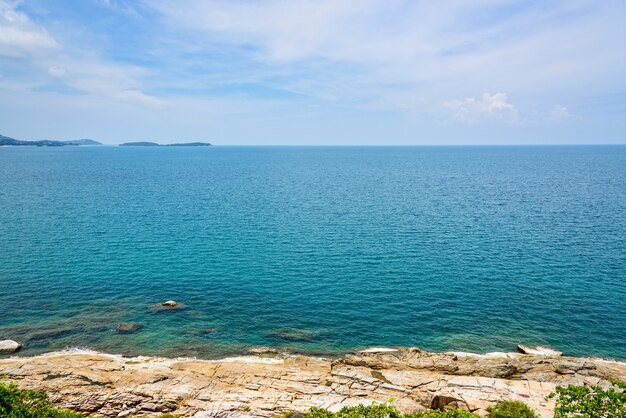 Beau paysage naturel de roche le long de la côte avec une mer bleue sous le ciel d'été sur l'île de Koh Samui, province de Surat Thani, Thaïlande