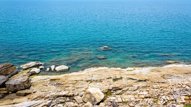 Beau paysage naturel de roche le long de la côte avec une mer bleue sous le ciel d'été sur l'île de Koh Samui, province de Surat Thani, Thaïlande