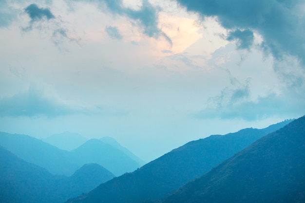 Beau paysage naturel. Silhouette de montagne au coucher du soleil.