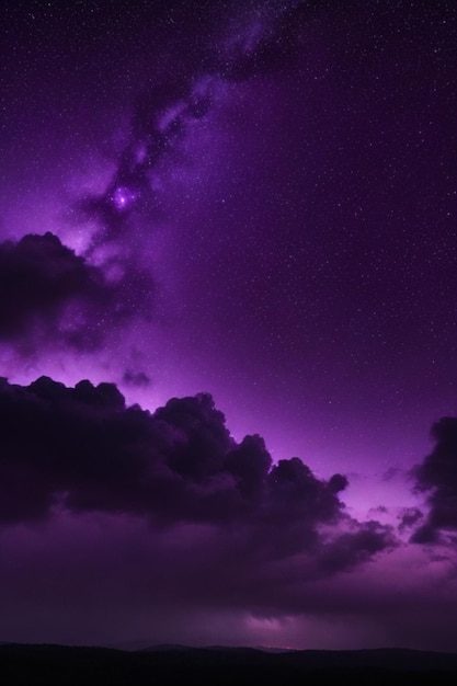 Beau paysage nocturne avec nuages violets et espace au lieu du ciel