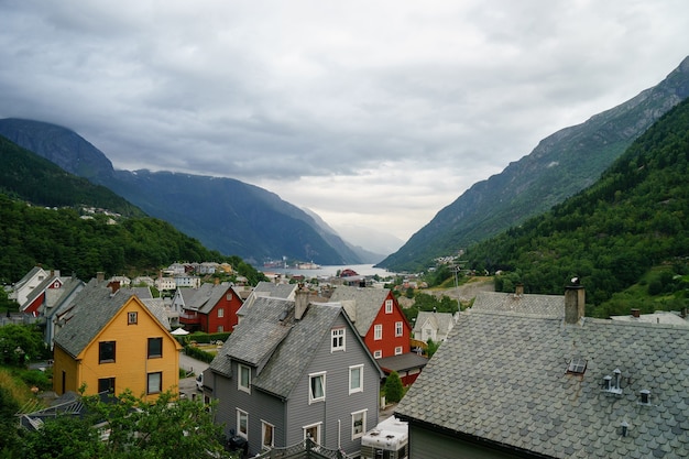 Beau paysage norvégien avec fjord à Odda, lieux touristiques en Norvège, vue pour carte postale et papier peint