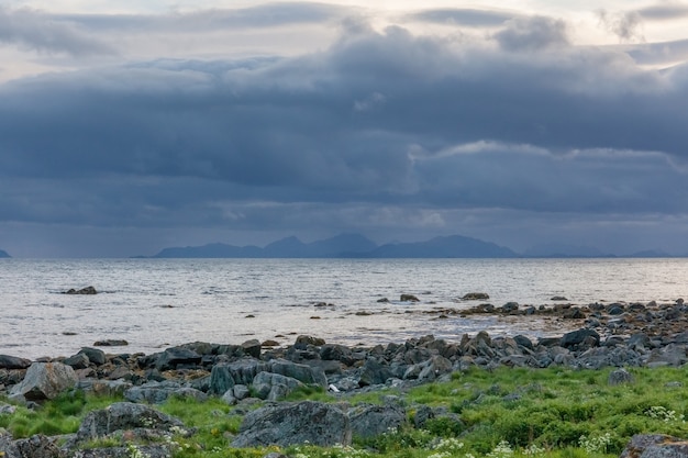 Beau paysage norvégien. vue sur les fjords. Norvège reflet de fjord idéal dans l'eau claire