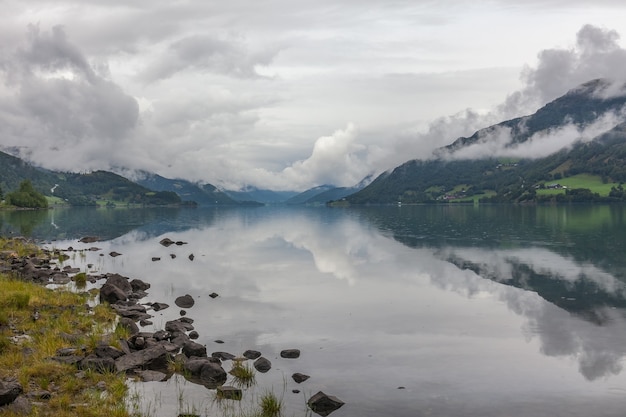 Beau paysage norvégien. vue sur les fjords