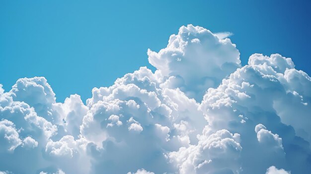 Photo un beau paysage de nuages blancs avec un ciel bleu en arrière-plan