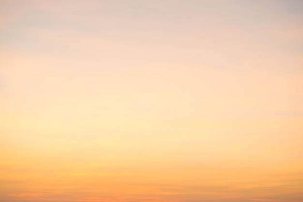 Beau paysage nuageux avec ciel orange et nuages pelucheux au coucher du soleil