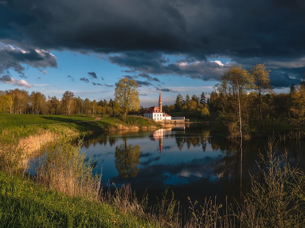 Beau paysage nuageux d'été avec un palais du prieuré à Gatchina.