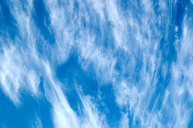 beau paysage nuageux avec des nuages Cirrus sur ciel bleu