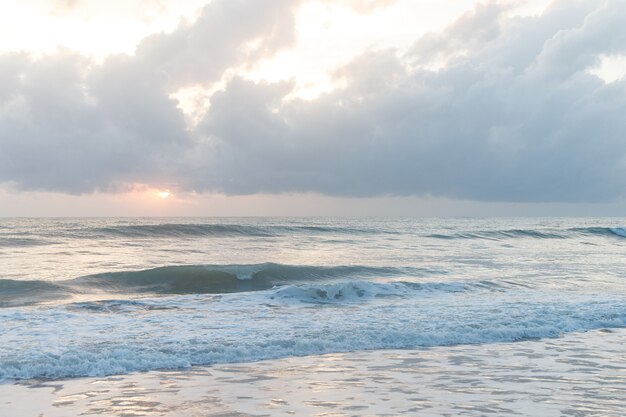 Photo beau paysage océanique. ciel et mer