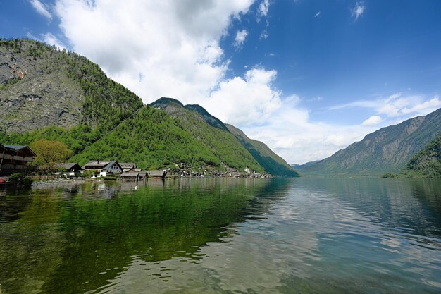 Beau paysage pittoresque sur le lac des Alpes autrichiennes à Hallstatt Salzkammergut Autriche