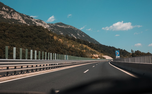 Beau paysage pittoresque sur des montagnes couvertes de forêts Vue depuis la fenêtre de la voiture sur une autoroute moderne et de haute qualité