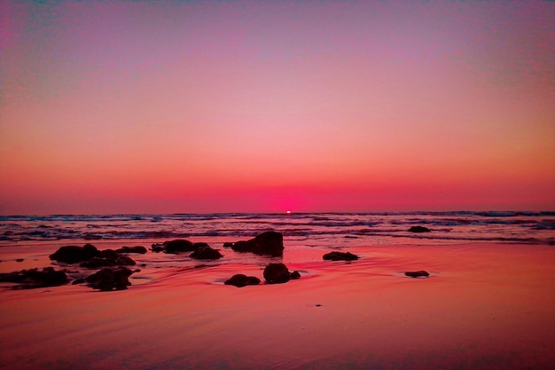 Beau paysage de plage au coucher du soleil