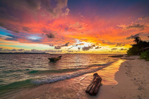 Photo beau paysage d'une plage au lever du soleil