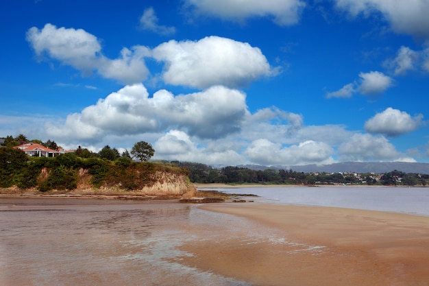 Beau paysage d'une plage solitaire avec un ciel magnifique en arrière-plan