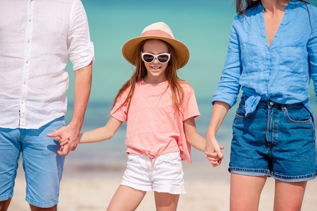 Beau paysage de plage tropicale avec famille profitant des vacances d'été