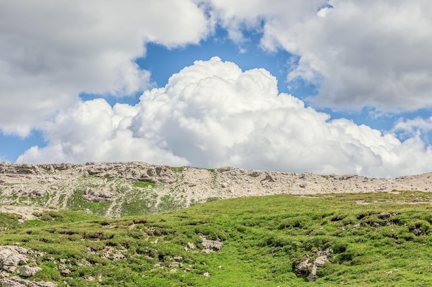 Un beau paysage d'un plateau alpin et de cumulus au-dessus. dolites italiennes