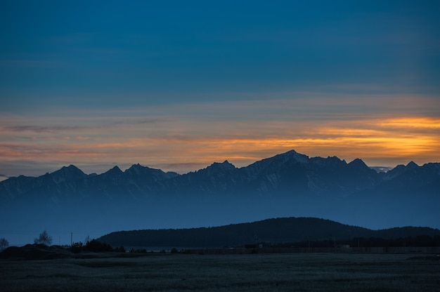 Beau paysage printanier des montagnes de l'ouest de Sayan.