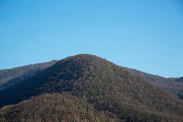 Beau paysage de printemps, montagnes et ciel, début du printemps