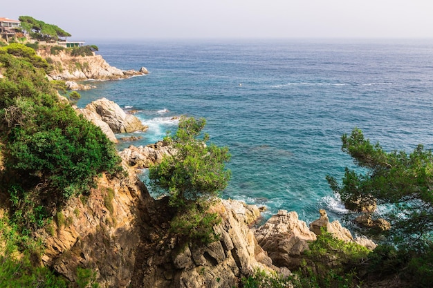 Beau paysage rivage rocheux de la mer méditerranée Catalogne